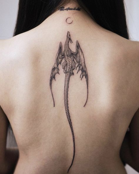 Spine Dragon Tattoo, Dragon Spine Tattoo, Beautiful Back Tattoos, Dragon Tattoo For Women, Spine Tattoos For Women, Dragon Tattoo Designs, Spine Tattoo, Back Tattoo Women, Girly Tattoos