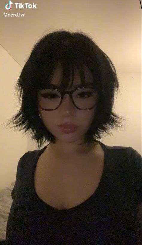 Goth Hair Ideas Short, Shaggy With Bangs Short, Kisa Wolf Cut, Emo Bangs Short Hair, Short Messy Hair With Bangs, Haircut Inspo Short Layered, Short Haircut With Long Bangs, Short Layered Hair With Bangs Choppy, Short Fluffy Hair Women