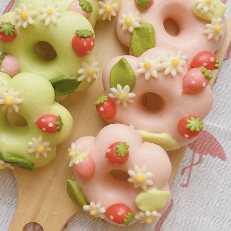 Kue Macaroon, Kawaii Dessert, Kawaii Cooking, Cute Donuts, Cute Baking, Pretty Dessert, Cute Snacks, Fancy Desserts, Sweet Snacks Recipes