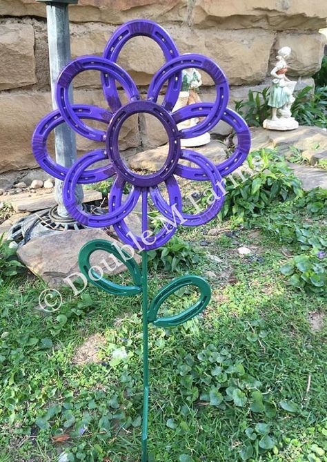 Hey, I found this really awesome Etsy listing at https://www.etsy.com/listing/274808396/horseshoe-flower-garden-art-yard-art Welding Projects Ideas, Metal Sculpture Artists, Horseshoe Crafts Projects, Welding Crafts, Horseshoe Projects, Horseshoe Decor, Horseshoe Crafts, Welding Art Projects, Horseshoe Art