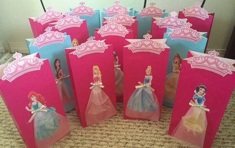 Disney princesses theme loot bags                                                                                                                                                                                 More Diy Loot Bag Ideas, Diy Loot Bags, Goody Bag Ideas, Kids Party Planning, Disney Princess Theme, Disney Princess Birthday Party, Party Boxes, Favors Ideas, Princess Diy