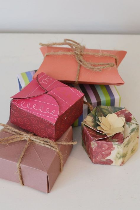 How to make five different unique handmade paper gift boxes! These are perfect for small handmade Christmas gift ideas #christmasgift #handmadegift #handmadegiftidea #handmade #jewelrybox #paper #scrapbookpaper #craft #diycraft Gift Boxes Diy Ideas, Small Gift Boxes Ideas, Gift Box Craft Ideas, How To Make Small Gift Boxes, Paper Gift Box Ideas, Diy Small Gift Boxes, Small Boxes Diy, Diy Boxes For Gifts, Handmade Box Ideas