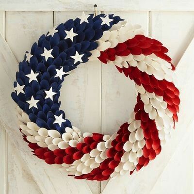 Patriotic wreath...just wondering if I could recreate using plastic spoons and foam ring. Spoon Wreath, Plastic Spoon Art, Eagle Wreath, Fork Crafts, Plastic Spoon Crafts, Spoon Craft, American Flag Wreath, Flag Wreath, Spoon Crafts