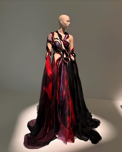 Iris Van Herpen Dress, Air Inspired Outfits, Iris Van Herpen Architecture, Iris Van Harper, Iris Van Herpen Couture, Will O The Wisp, Fashion Garments, Gods Of Egypt, Formal Clothes