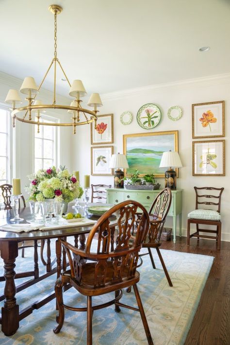 Ballard Design Dining Room, Grand Millennial Dining Room, Breakfast Room Lighting, Southern Living Rooms, 1800s Farmhouse, Green And White Bedroom, Breakfast Rooms, Glam Pad, Traditional Dining Rooms