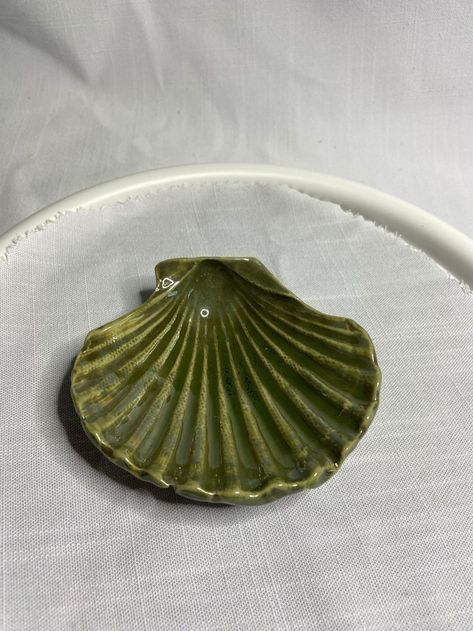 Easy Hand Built Ceramics, Clay Shell, Clay Dish, Coquille Saint Jacques, Clay Pieces, Air Dry Clay Projects, Hand Built Pottery, Scallop Shell, Pottery Crafts