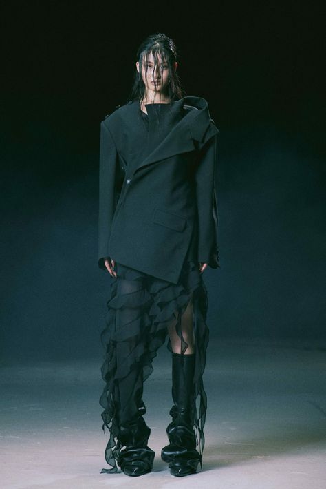 Avant Guard Fashion, Avante Garde Outfit, Brutalism Fashion, Edgy Aesthetic Outfit, Runway 2024, Goth Princess, 2023 Ready To Wear, Concept Clothing, Fashion Design Portfolio