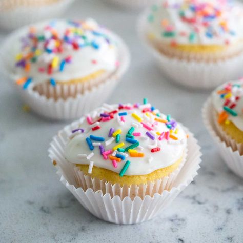 Glaze For Cupcakes, Glazed Cupcakes, Cupcake Glaze, Easy Birthday Treats, Easy Glaze Recipe, Easy Cupcake Frosting, Cupcake Icing Recipe, Picky Bits, Cupcake Frosting Recipes