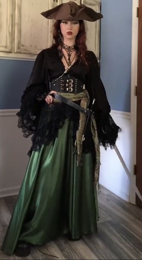 Pirate Outfit Ren Fair, Pirate Dress Female, Renfaire Outfit Pirate, Pirate Women Outfit, Pirate Aesthetic Female Outfit Casual, Ren Fair Pirate, Pirate Female Outfits, Female Pirate Ren Faire, Pirate Fashion Women