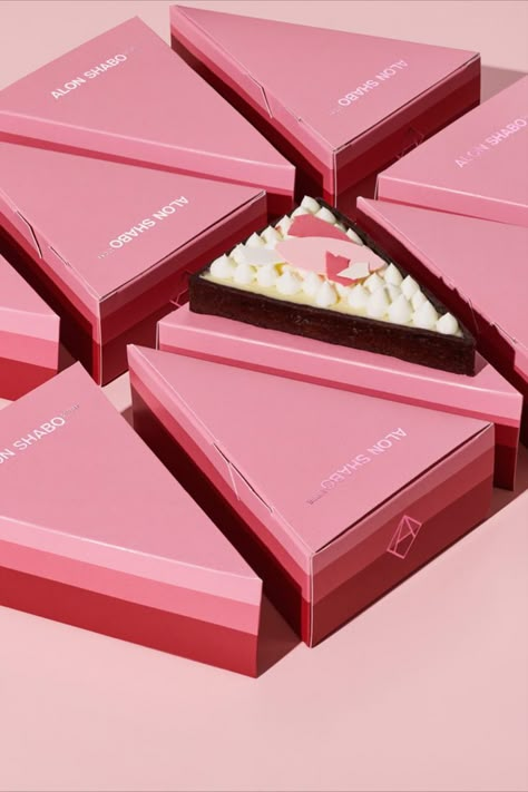 Pastry Packing Design, Packaging Of Sweets, Small Cake Packaging Ideas, Packaging Sweets Boxes, Cute Pastry Packaging, Sweet Packaging Ideas Boxes, Packaging For Cakes, Pink Food Packaging, Luxury Pastry Packaging