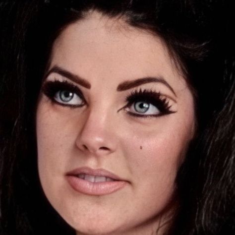 Young Priscilla Presley, 1960s Makeup, 60s Makeup, Retro Makeup, Elvis And Priscilla, Priscilla Presley, Makeup Transformation, Vintage Makeup, Beauty Icons