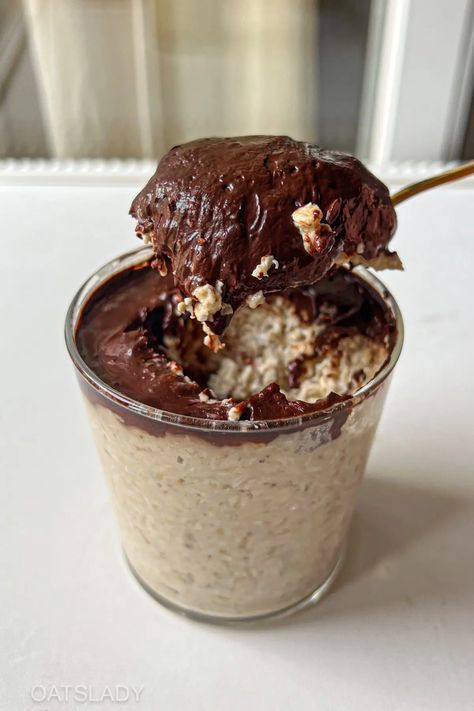 Healthy Desserts Aesthetic, Overnight Oats Aesthetic, Overnight Oats With Chocolate, Oats With Chocolate, Aesthetic Food Healthy, Aesthetic Food Pictures, Overnight Oat Recipe, Healthy Chocolate Treats, Vanilla Overnight Oats