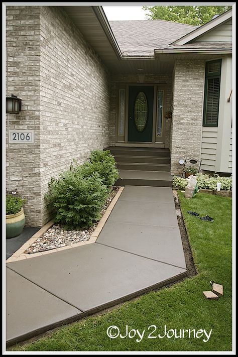 Nice pathway leading up to the entry steps of this brick home with a minimal amount of landscaping Easy Curb Appeal Ideas, Stepping Stone Walkways, Concrete Walkway, Front Walkway, Porch Planters, Outdoor Projects, Garden Paths, Yard Landscaping, Walkway