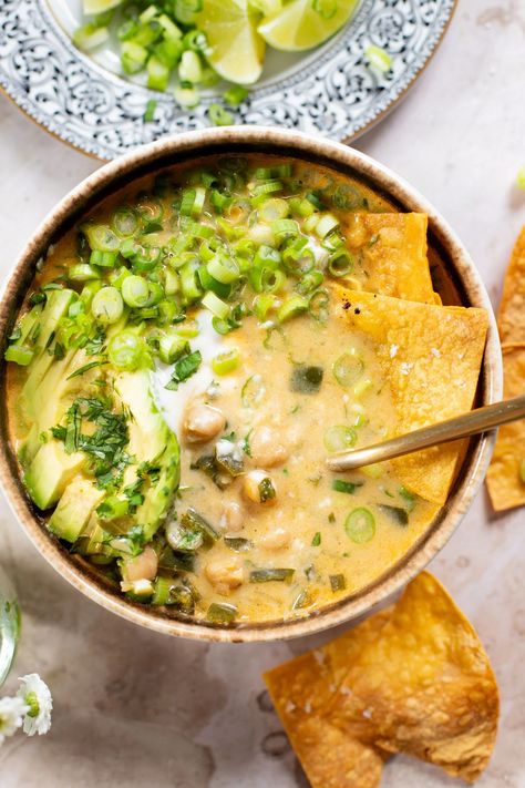 White Chickpea Chili - This Savory Vegan Tortillas Chips, Chickpea Chili, Plant Based Soups, Chickpea Recipes, Savory Vegan, Vegan Soups, Veg Recipes, Meatless Meals, Grocery List