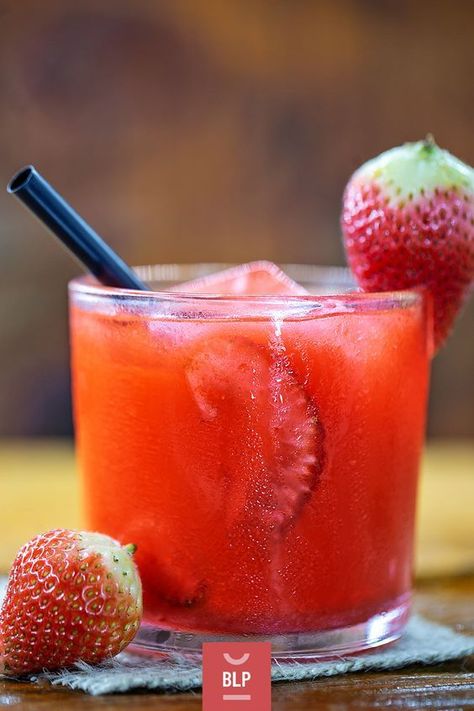 La Caipiroska alla fragola è un cocktail estivo perfetto per le vostre serate con amici, grazie anche al sapore intenso dato dalla vodka. #buttalapasta #cocktailestivo #caipiroska #ricettacaipiroska #caipiroskaallafragola #cocktailestivo Mushroom Side Dish Recipes, Mushroom Side Dishes, Spritz Cocktail, Cocktail Drinks Recipes, Vodka Cocktails, Gin Cocktails, Cocktail Drinks, Sangria, Side Dish Recipes