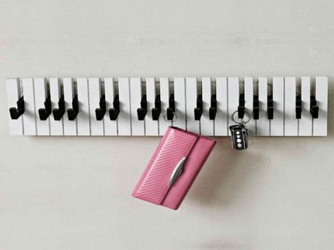 Piano Hanger Repurposed Pianos, Piano Repurpose, Upcycled Coat, Key Stand, Piano Crafts, Key Holder Diy, Piano Design, Piano Decor, Piano Parts