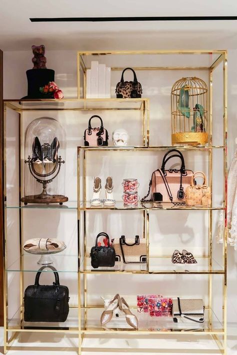 Display Visual Merchandising, Shoe Store Design, Handbag Display, Desain Pantry, Retail Store Interior Design, Clothing Store Interior, Clothing Store Design, Store Design Boutique, Retail Store Interior