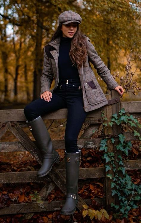 Female Office Outfits, Black Regency, English Country Fashion, Countryside Outfit, Countryside Fashion, Country Outfits Women, Holland Cooper, Female Office, Country Outfit