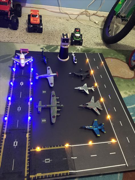 Cardboard art for Luh Cardboard Airport, Diy Airplane Crafts, Airport Craft, Diy Airport, Airplane Games For Kids, Cardboard Games, Diy Cardboard Toys, Toy Car Garage, Cardboard Toys