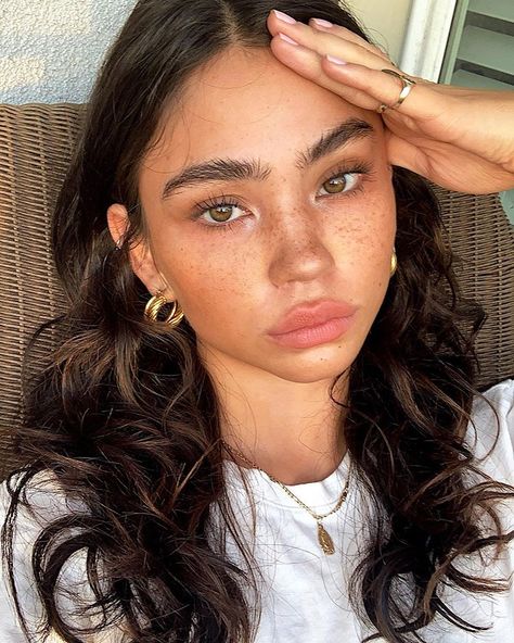 🌞🌞🌞🌞🌞🌞🌞🌞🌞 @vescabeauty helping me out using ‘Kissed by soft matte bronzing powder in shade Santorini’ 🙃😬😬 Christina Nadin, Freckles Makeup, Summer Makeup Looks, Natural Eyebrows, Clean Makeup, Natural Makeup Looks, Summer Makeup, Girls Makeup, Pretty Makeup