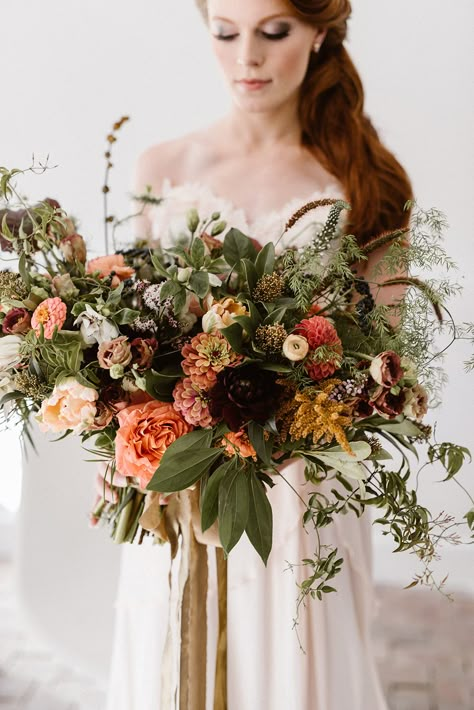 wild organic bouquet - photo by Lindsay Hackney Photography https://ruffledblog.com/the-ultimate-garden-lover-bridal-inspiration Orange Wedding Colors, Wedding Flower Guide, Diy Bridal Bouquet, Flowers And Greenery, Practical Wedding, Fall Wedding Bouquets, Fall Wedding Flowers, Diy Wedding Bouquet, Orange Wedding