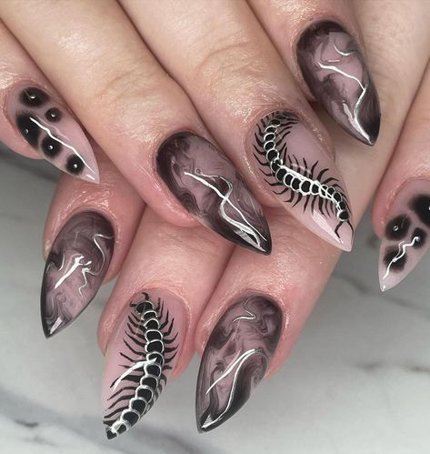 Scorpion Nails, Nude Halloween Nails, Halloween Nails Aesthetic, Halloween Coffin Nails, Halloween Short Nails, Acrylic Halloween Nails, Nails For Work, Nail Designs For Halloween, Cute Halloween Nail Designs