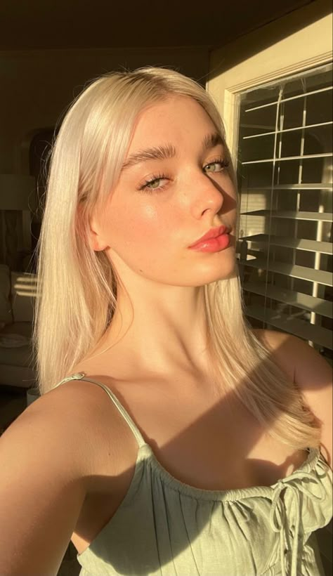 Make Up 2022, Avery Ovard, White Blonde Hair, Bleach Blonde Hair, Platinum Hair, White Blonde, Bleach Blonde, Alternative Hair, European Women