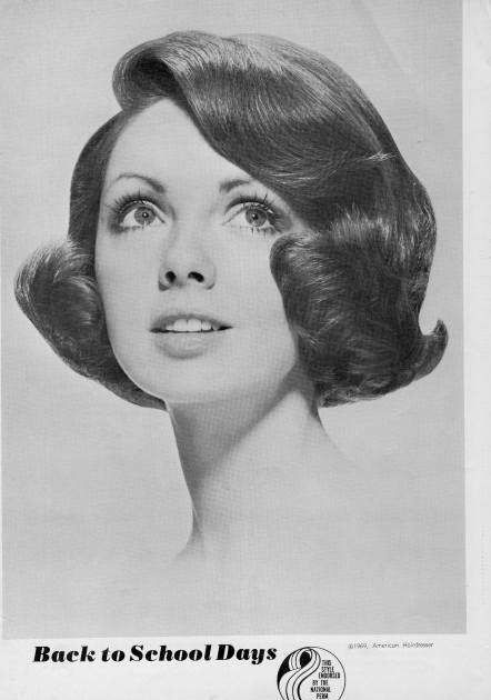 60’s Hair, 1960s Hair, 50s Hairstyles, 60s Hair, 70s Hair, Floral Hair Clip, School Style, Retro Hairstyles, Hair Reference