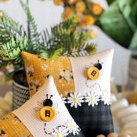 Pin Cushions Ideas, Mini Pillows Ideas, Bees Crafts, Bee Cushion, Bumble Bee Craft, Bee Hive Craft, Breakfast Date, Honey Bee Decor, Pillow Crafts