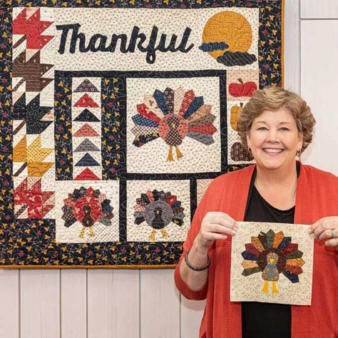 Six different quilt blocks come together to create this adorable piece of fall home decor! Dresden Plate Turkey Pattern, Fall Quilts Wall Hangings, Thanksgiving Quilts Wall Hangings, Christmas Table Topper Quilt Patterns Free, Thanksgiving Wall Hanging Quilt, Fall Quilted Door Hanging, Fall Quilted Wall Hangings Free Pattern, Thanksgiving Sewing Patterns, Autumn Wall Hanging Quilt