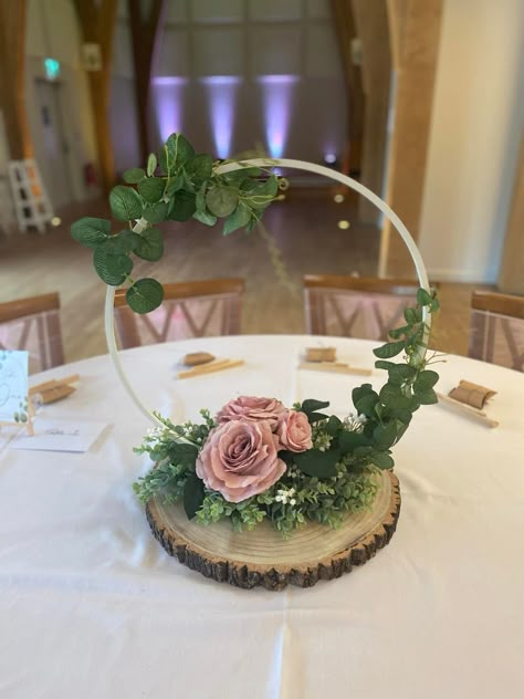 Hoop Centerpiece, Birch Wedding, Gold Centerpieces, Tafel Decor, Diy Pallet Furniture Outdoor, Simple Centerpieces, Wedding Floral Centerpieces, Floral Hoops, Centerpiece Ideas