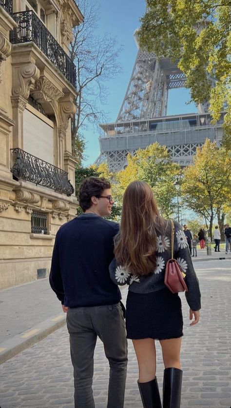 Couple Poses Travel, Paris With Boyfriend, Paris Boyfriend, Paris Couple Pictures, Couples Candid Photography, Paris Couple, Parisian Aesthetic, Boyfriend Photos, Couple Picture Poses