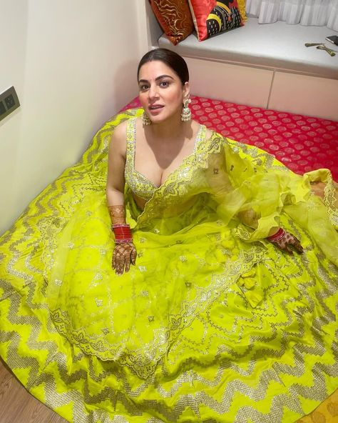 Happy Karwachauth & Love To All! ❤️ Lehenga: @gopivaiddesigns #Grateful | Instagram Pool Date, Shraddha Arya, Pool Aesthetic, Asian Style Dress, Pakistani Women Dresses, Bollywood Hairstyles, Fashion Top Outfits, Bridal Dress Fashion, Traditional Indian Outfits