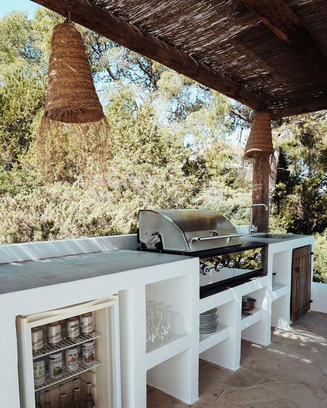 Do you feel invited to cook in this outdoor kitchen? Send us a message to book your holiday! ——— #arquitectura #arquitecture… | Instagram Spanish Style Bbq Area, Outdoor Kitchen Italy, Outdoor Kitchen Spanish Style, Spanish Bbq, Portugal Homes, Spanish Outdoor Kitchen, Mexican Outdoor Kitchen, Concrete Outdoor Kitchen, Communal Space