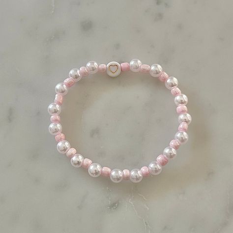 -stretchy bracelet Aesthetic Braided Bracelets, Easy Pretty Bracelets, Cute Pink Beaded Bracelets, Pink Jewelry Bracelets, Braclets Inspos, Croquette Bracelet, Beaded Bracelets Coquette, Coquette Bracelet Beads, Cute Bracelets Ideas Beads Simple