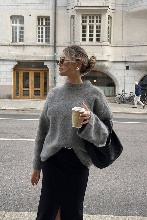 Grey Jumper Outfit, Knitted Street Style, Cashmere Sweater Outfit, Old Money Hairstyles, Minimalism Clothes, Fall Szn, Sweaters For Fall, 23 Fashion, Knit Sweater Outfit