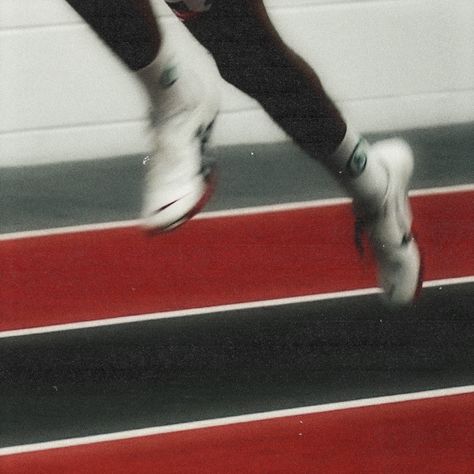 Track N Field Aesthetic, Sport Photographer Aesthetic, Running Track Photoshoot, Sprinting Aesthetic, Endurance Aesthetic, Sport Shoes Aesthetic, Vintage Running Aesthetic, Sprinter Aesthetic, Sparring Aesthetic