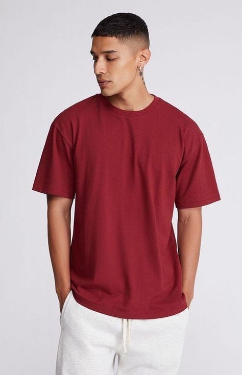 Red Tshirt Outfit, Outfit Cowo, Uniqlo Outfit, Plain Tee Shirts, T-shirt Photography, Oversize Tshirt Outfits, Tee Shirt Outfit, Tshirt Photography, Shirt Outfit Men