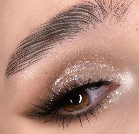 Sparkly Eyeshadow Tutorial, Christmas Eyeshadow Looks, Makeup Looks Winter, Holiday Eye Makeup, Festival Eye Makeup, Eye Makeup Guide, Christmas Eyeshadow, Silver Eye Makeup, Christmas Eye Makeup