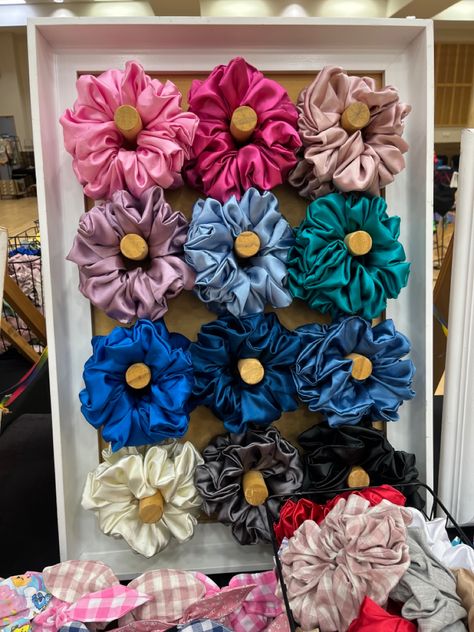 Scrunchie Craft Fair Display, Scrunchies Display Ideas, Scrunchie Display Craft Show, Porta Scrunchies, Scrunchies Photography, Scrunchie Stand, Xxl Scrunchies, Hair Accessories Display, Ice Cream Stick Craft