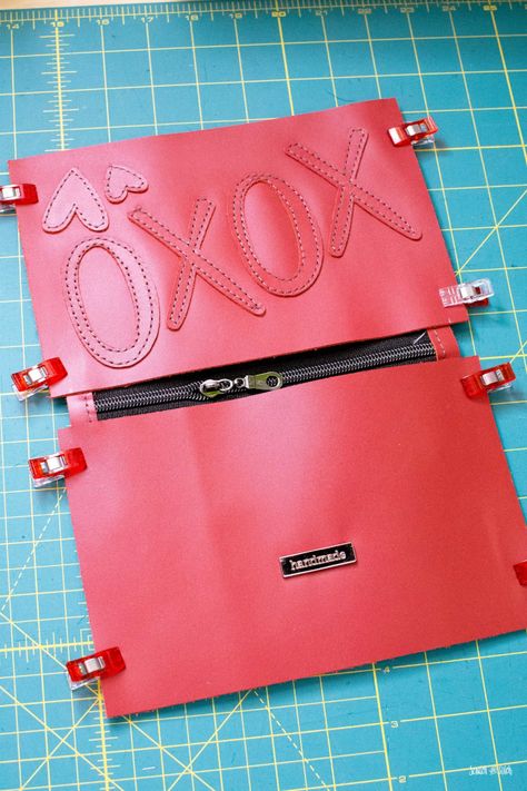 Cricut DIY Leather Wristlet Diy Wristlet Clutch, Faux Leather Clutch Diy, Diy Leather Clutch Bag, Faux Leather Purse Pattern, Faux Leather Sewing Projects, Faux Leather Wallet Diy, Faux Leather Wallet Pattern, Diy Faux Leather Projects, Wristlets Diy