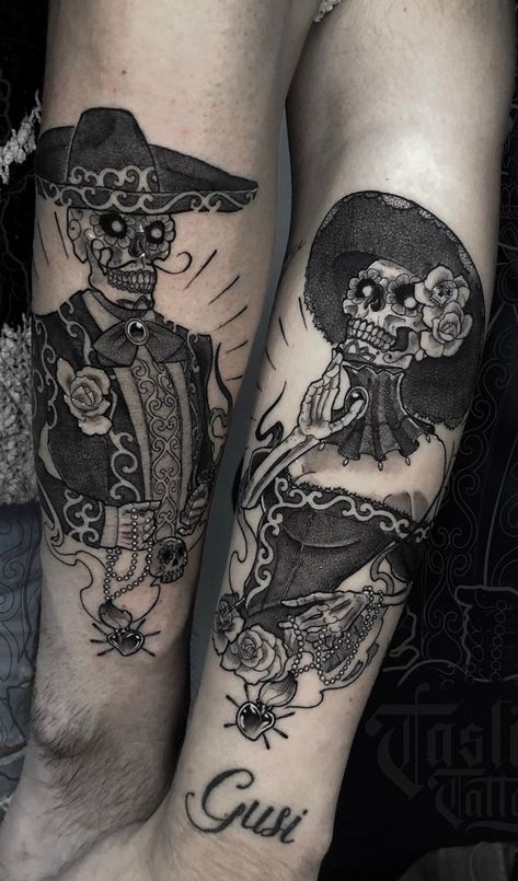 cool Day of the Dead couple tattoo © tattoo artist • TastikTattoo • @fran_tastiktattoo 💟💟💟💟💟 Creative Couple Tattoos, Mexican Tattoo Ideas, Day Of The Dead Tattoos, Payasa Tattoo, Skull Couple Tattoo, Traditional Chicano Tattoos, Mexican Skull Tattoos, Art Chicano, Chicano Tattoos Sleeve