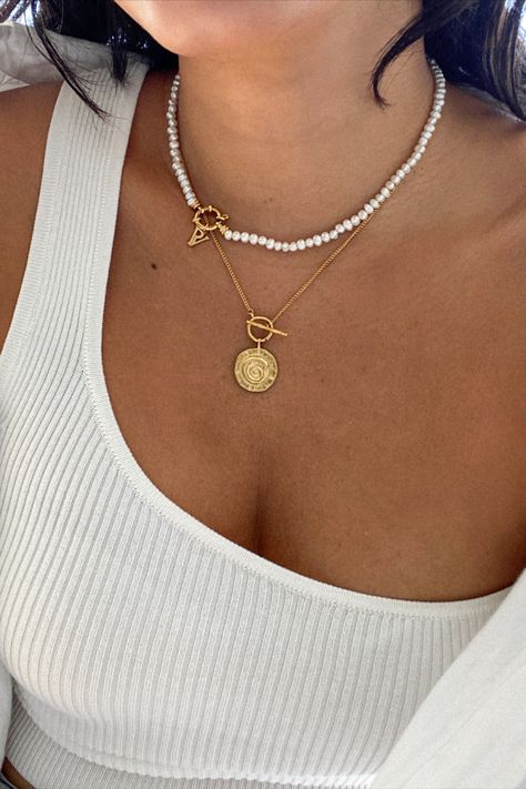 Women wearing a white top with gold jewelry perfect for spring and summer 2023 Popular Jewelry 2023, Jewelry Trends 2023 2024, Trending Jewelry 2023, Gold Jewelry Fashion Necklace, Antique Jewellery Online, Jewellery Board, Buying An Engagement Ring, Trends 2023, Spring Jewelry