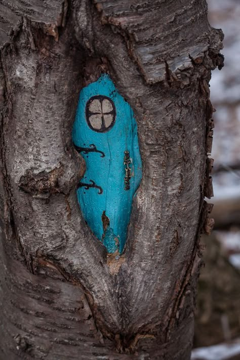 Fairy Trail In Woods, Trail Signs Diy, Tre Kunst, Hobbit Door, Fairy Glen, Fairy Garden Doors, Fairy Tree Houses, Trail Signs, Fairy House Diy