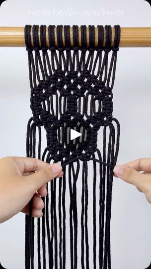 Thanksgiving Macrame, Macrame Patterns Tutorials, Macrame Decor, Skull And Crossbones, Black Braids, Macrame Patterns, Skull Design, Halloween Decoration, Cotton Cord