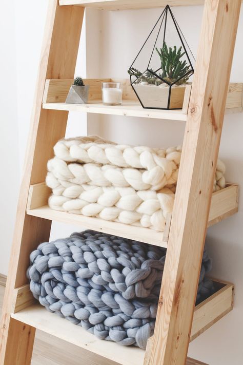 Blanket Basket Bedroom Ideas, Minimalist Blanket Storage, Decorative Pillow Storage Ideas, Boho Blanket Storage, Chunky Knit Blanket Display, Pillow And Blanket Storage, Storing Blankets Ideas Living Room, Throw Blanket Organization, Ideas For Blanket Storage