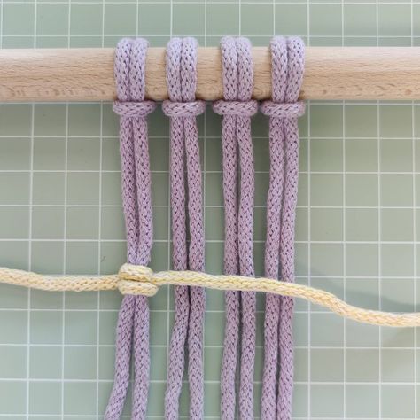 Macrame half hitch knot tutorial: Step-by-step with photos Vertical Clove Hitch Knot Macrame, Macrame Hitch Knot, Double Half Hitch Knot Tutorial, Half Hitch Knot Tutorial, Macrame Tutorial Step By Step, Clove Hitch Knot, Hitch Knot, Knot Tutorial, Half Hitch Knot