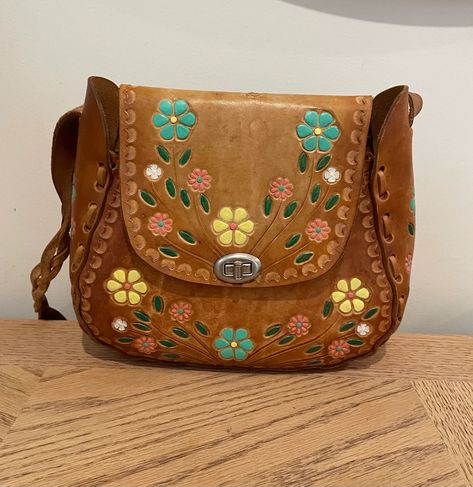 #Coachella #70spurse #tooledfloralpurse #bohohippiebag #Mexicanleatherbag #Mexicanpurse #hippievintagepurse #boholeather purse #tooledleatherpurse #hippieleatherpurse #Coachellabag #woodstock #vintagehippie 70s Purse, Mexican Accessories, Dream Purse, Leather Purse Pattern, Mexican Purse, Style Themes, Custom Leather Work, Mexican Boho, Fashionable Bags