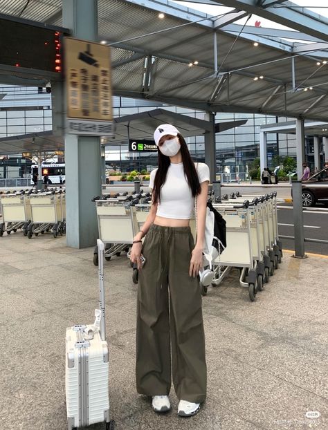 Female Outfit Ideas Summer, Airport Outfit Girl, Singapore Aesthetic Outfit, Airport Outfits Aesthetic, Airport Outfit Ideas Summer, Airport Outfit Korean, Outfit Ideas Airport, Baseball Jacket Outfit, Airport Outfit Ideas