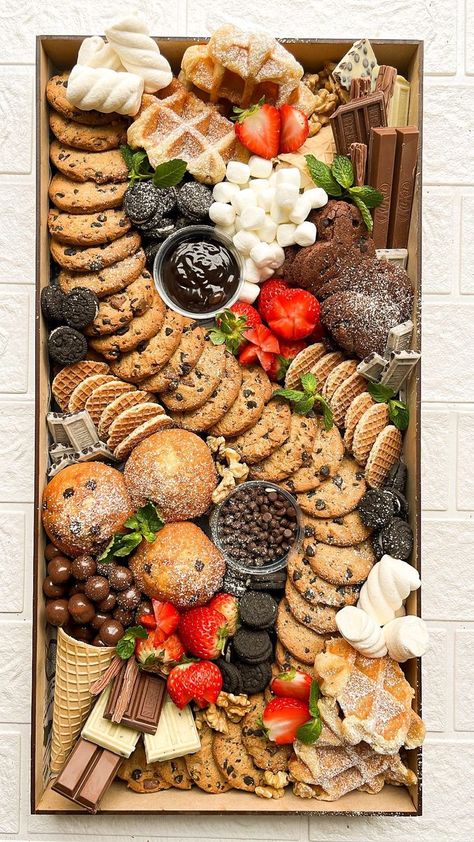 𝐋𝐀 𝐄𝐒𝐓𝐀𝐂𝐈𝐎𝐍 𝐃𝐄𝐋 𝐏𝐈𝐂𝐎𝐓𝐄𝐎 on Reels | Justin Wellington · Iko Iko (My Bestie) Classy Snacks For Party, Grazing Dessert Platter, Chocolate Graze Board, New Years Charcuterie Board Dessert, Christmas Food Charcuterie Board, Cookie Board Christmas, Sweet Grazing Board, Dessert Charcuterie Board New Years, Charcuterie Cookie Board